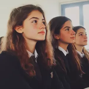 Mi madrastra canceló en secreto mi cita para el peinado de graduación para arruinar mi día, pero se quedó boquiabierta cuando apareció una limusina para recogerme
