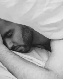 La niña del otro lado de la calle me saludaba todos los días y todas las noches. Lo que vi cuando fui a inspeccionar su casa me dejó sin aliento