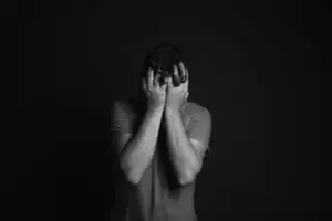 La niña del otro lado de la calle me saludaba todos los días y todas las noches. Lo que vi cuando fui a inspeccionar su casa me dejó sin aliento