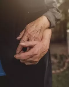 Nadie sabía que una anciana había estado viviendo en su auto durante años hasta que un vecino se enteró – Historia del día