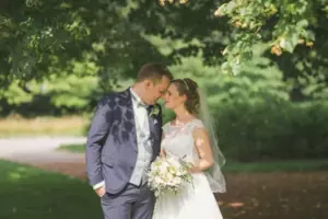 Mi suegro se negó a posar conmigo para una foto de boda. Cuando descubrí el motivo, me enojé