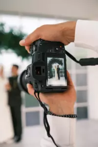 Mi suegro se negó a posar conmigo para una foto de boda. Cuando descubrí el motivo, me enojé