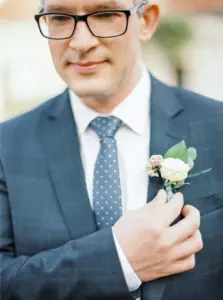 Mi suegro se negó a posar conmigo para una foto de boda. Cuando descubrí el motivo, me enojé