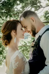 Mi suegro se negó a posar conmigo para una foto de boda. Cuando descubrí el motivo, me enojé