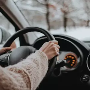 No me devuelvas, tengo miedo” Una niña apareció en mi carrito de compras y lo cambió todo — Historia del día