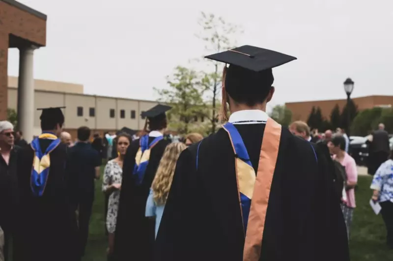 Un hijo se avergüenza de su madre e invita a otra mujer a su graduación — Historia del día