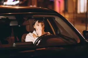 Vi a un niño en el autobús escolar golpeándose contra la ventana trasera y gritando pidiendo ayuda