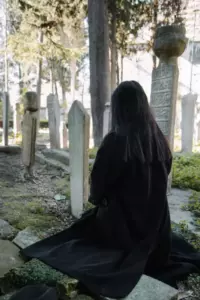Cada día después de la muerte de su hijo de 21 años, una madre afligida encuentra juguetes de bebé en su tumba — Historia del día