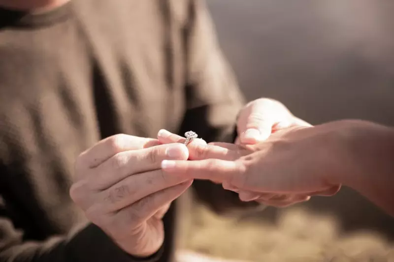 El día de su boda, la novia se asusta cuando su prometido supuestamente muerto aparece entre los invitados — Historia del día