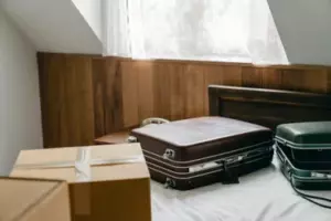 Me di cuenta de que mi nuera corre hacia el bosque todos los días, así que decidí seguirla. Lo que descubrí me dejó sin palabras