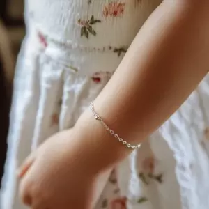 Mujer ayuda a padre soltero en tienda y ve pulsera que enterró con su hijo en su hija