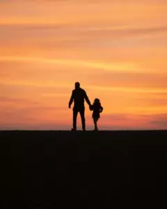El secreto de mi padrastro me dejó atónita en mi cumpleaños y mi venganza lo dejó llorando