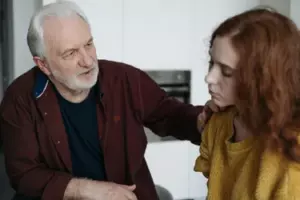 El secreto de mi padrastro me dejó atónita en mi cumpleaños y mi venganza lo dejó llorando