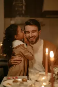 El secreto de mi padrastro me dejó atónita en mi cumpleaños y mi venganza lo dejó llorando