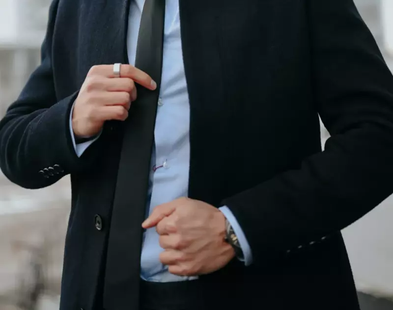 Un hombre echa a los invitados de su cumpleaños que se burlan de su vieja ama de llaves y al día siguiente desaparece de la ciudad con ella – Historia del día