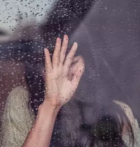 Una madre vende un cochecito viejo para alimentar a sus cuatro hijos y lo encuentra en su puerta al día siguiente con una nota dentro – Historia del día
