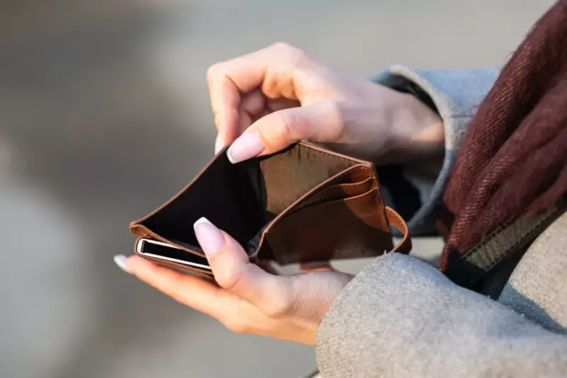 Una madre vende un cochecito viejo para alimentar a sus cuatro hijos y lo encuentra en su puerta al día siguiente con una nota dentro – Historia del día