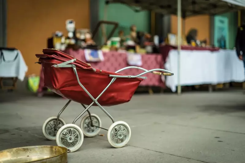 Una madre vende un cochecito viejo para alimentar a sus cuatro hijos y lo encuentra en su puerta al día siguiente con una nota dentro – Historia del día