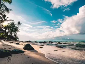 Sorprendí a mi papá con una jovencita en la playa mientras él estaba "en viaje de negocios"