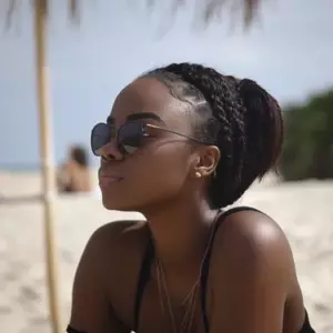 Sorprendí a mi papá con una jovencita en la playa mientras él estaba "en viaje de negocios"