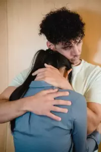 Una pareja adopta a un niño de 6 años y al día siguiente lo encuentra amamantando a un bebé extraño en su habitación