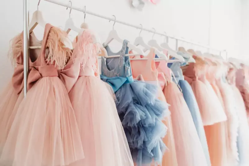Todos se burlan de una chica con un vestido barato en una fiesta hasta que una limusina blanca se detiene frente a ella — Historia del día