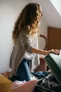 La noche de bodas: Mi cuñada insistió en dormir entre nosotros... y lo que descubrí a las 2 de la mañana me dejó sin palabras.