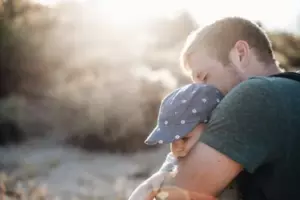 Un padre soltero lucha por criar a sus trillizos y un día descubre que no son suyos — Historia del día