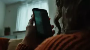 Una niña hizo una nueva amiga en la escuela, pero su madre se sorprende al saber quién es la madre de la niña – Historia del día