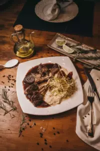 Ejer klæder sig ud som hjemløs og besøger sine restauranter for at bestemme sin arving – dagens historie