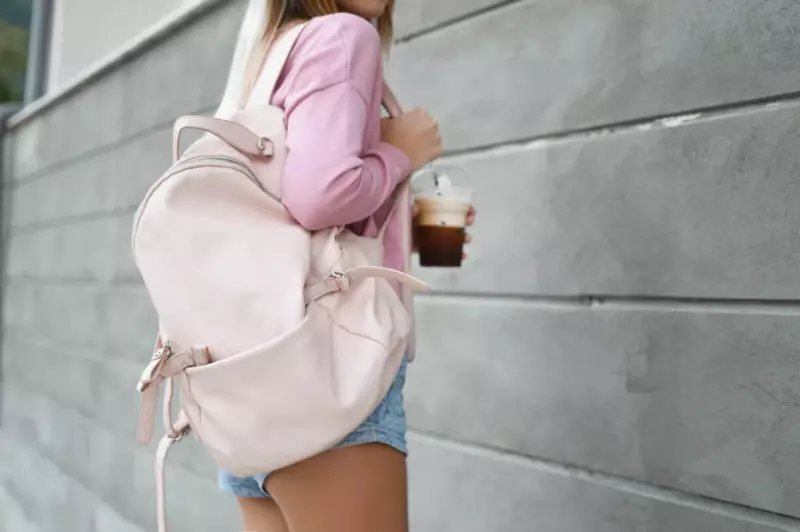 Una madre pobre compra una mochila para su hijo en un mercado de pulgas y un pequeño bolso con un amuleto cae de su interior — Historia del día