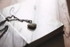 Una madre pobre compra una mochila para su hijo en un mercado de pulgas y un pequeño bolso con un amuleto cae de su interior — Historia del día