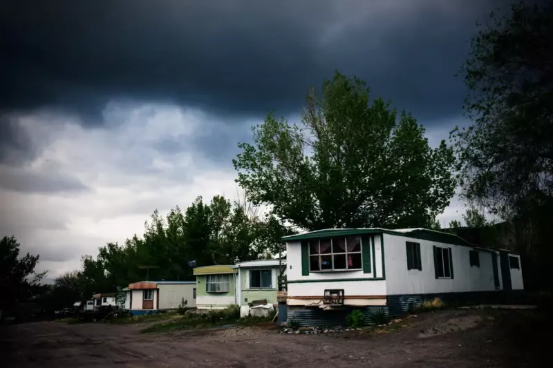 Compañeros de clase se burlan de un niño pobre que vive en una caravana hasta que lo ven mudarse a un ático — Historia del día