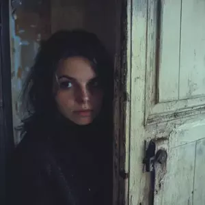 Mis hijos gemelos dejaron de hablar después de que mi suegra pasó el fin de semana con nosotros. Una noche, finalmente los escuché hablar y me quedé desconcertada