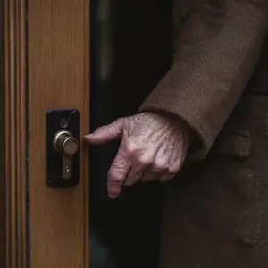 Un anciano le cierra la puerta a una adolescente molesta, pero un huracán expone la verdad sobre ella – Historia del día