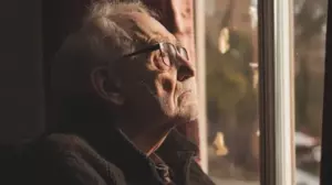 Un anciano le cierra la puerta a una adolescente molesta, pero un huracán expone la verdad sobre ella – Historia del día