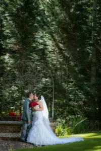 Me casé con un amigo de mi padre y me sorprendió lo que comenzó a hacer en nuestra noche de bodas.