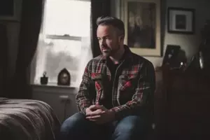 Me casé con un amigo de mi padre y me sorprendió lo que comenzó a hacer en nuestra noche de bodas.