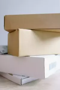 Cada día, una persona desconocida le entrega algo a una mujer mayor; la entrega más reciente es una casa nueva. Esta es la historia de hoy.