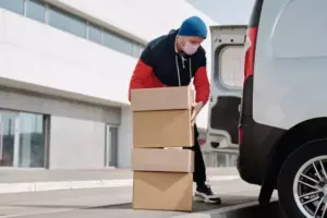 Cada día, una persona desconocida le entrega algo a una mujer mayor; la entrega más reciente es una casa nueva. Esta es la historia de hoy.