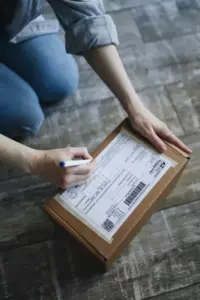 Cada día, una persona desconocida le entrega algo a una mujer mayor; la entrega más reciente es una casa nueva. Esta es la historia de hoy.