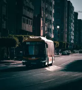 La historia del día trata sobre un hombre pobre que le da un boleto de autobús a una madre con tres hijos y al día siguiente descubre docenas de cajas en su puerta.