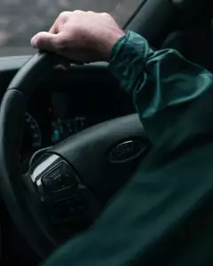 La historia del día trata sobre un hombre pobre que le da un boleto de autobús a una madre con tres hijos y al día siguiente descubre docenas de cajas en su puerta.