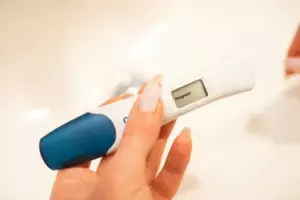 Después de escuchar a mi esposo pedirle a nuestro hijo de 4 años que no me dijera lo que había visto, descubrí la sorprendente verdad por mí misma unos días después.