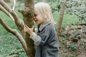 Después de escuchar a mi esposo pedirle a nuestro hijo de 4 años que no me dijera lo que había visto, descubrí la sorprendente verdad por mí misma unos días después.