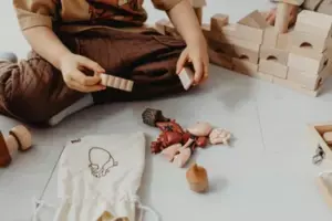 Después de escuchar a mi esposo pedirle a nuestro hijo de 4 años que no me dijera lo que había visto, descubrí la sorprendente verdad por mí misma unos días después.