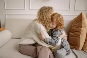 Después de escuchar a mi esposo pedirle a nuestro hijo de 4 años que no me dijera lo que había visto, descubrí la sorprendente verdad por mí misma unos días después.