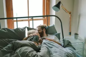 Después de escuchar a mi esposo pedirle a nuestro hijo de 4 años que no me dijera lo que había visto, descubrí la sorprendente verdad por mí misma unos días después.