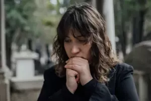 Cuando volví a casa del funeral de mi hija, encontré una tienda de campaña en mi jardín. Me puse pálida cuando vi lo que encontré dentro.