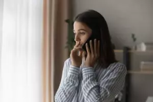 Historia del día: atendí a una pareja adinerada en un avión, y al día siguiente, mi madre me presentó a su joven prometido, que era del mismo vuelo.